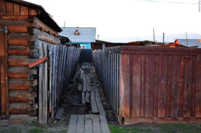 Кырен. Деревянный тротуар в переулке